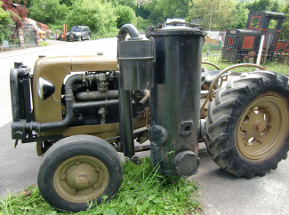 Traktor mit Holzvergaser