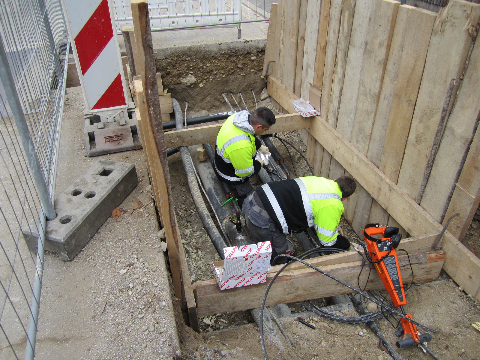 Grabensicherungen mit Holzdielen oder Metallelementen